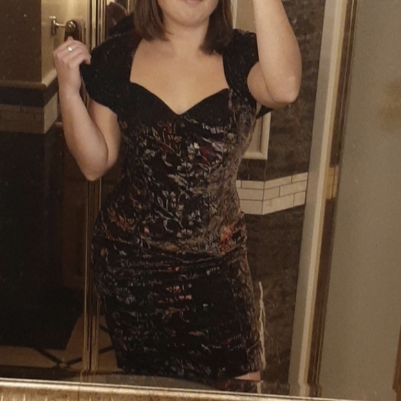 GORGEOUS velvet floral mini dress - Picture 6 of 10